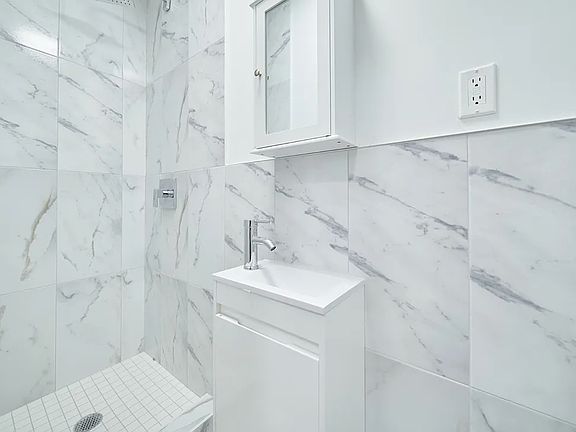 2nd image of 153 Norfolk St #2EE