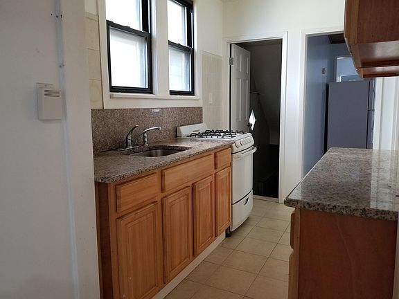5th image of 2218 Lee St Unit 1