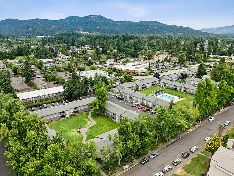 Sequoia Apartments — Photo 15