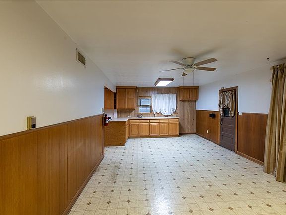 5th image of 2531 Wentworth St