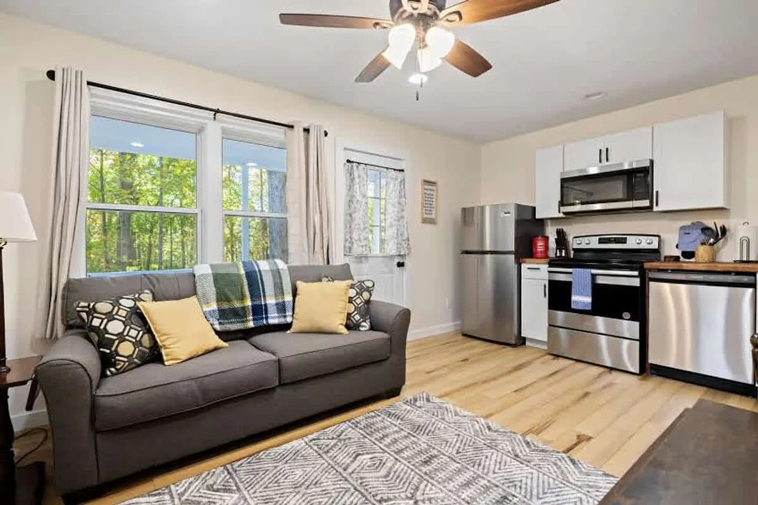 1 bed, 1.0 bath, 398 sqft, $2,154 — Photo 2