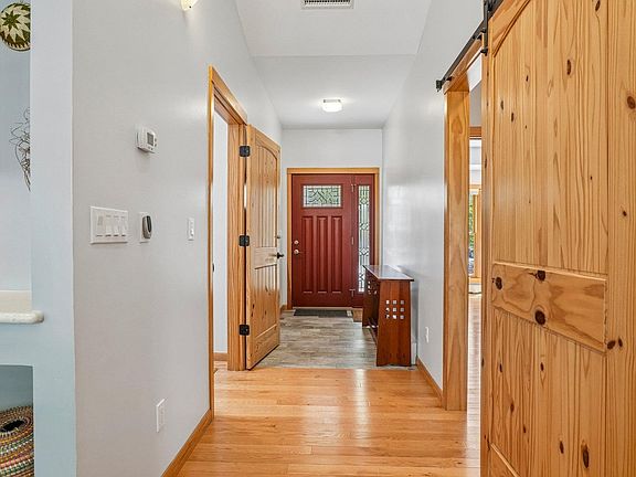 4th image of 271 Kimbark St