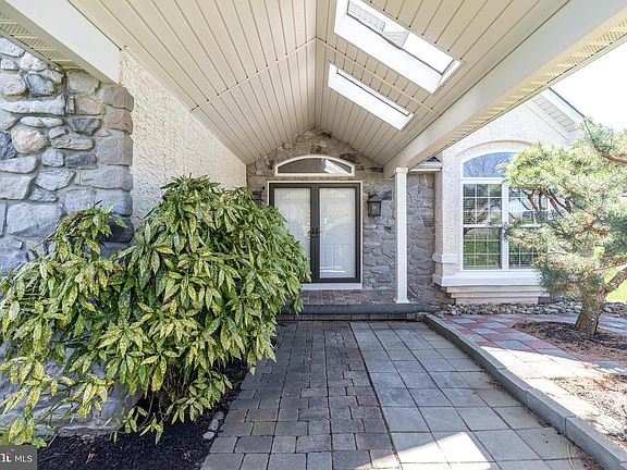 5th image of 201 Summer Ridge Cir