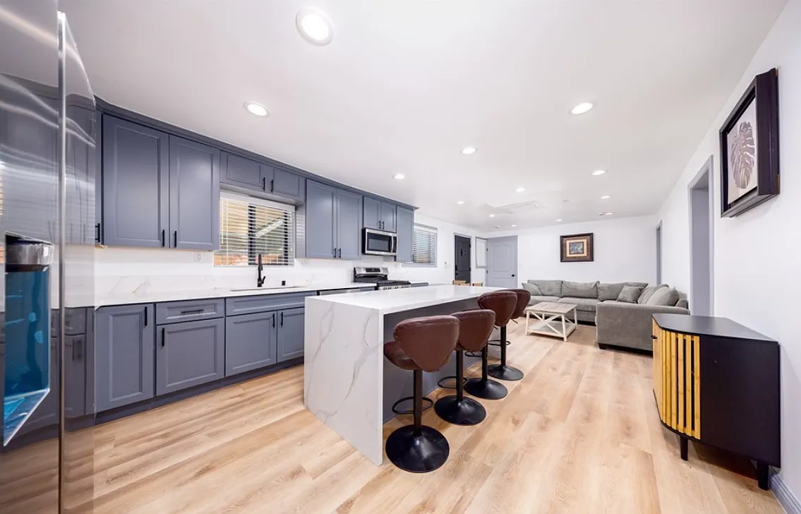 3 bed, 2.0 bath, 1000 sqft, $3,950 — Photo 1
