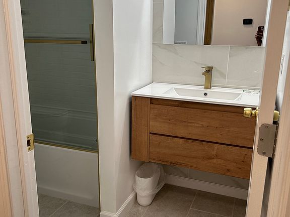 5th image of 236 Whiton St Floor 1