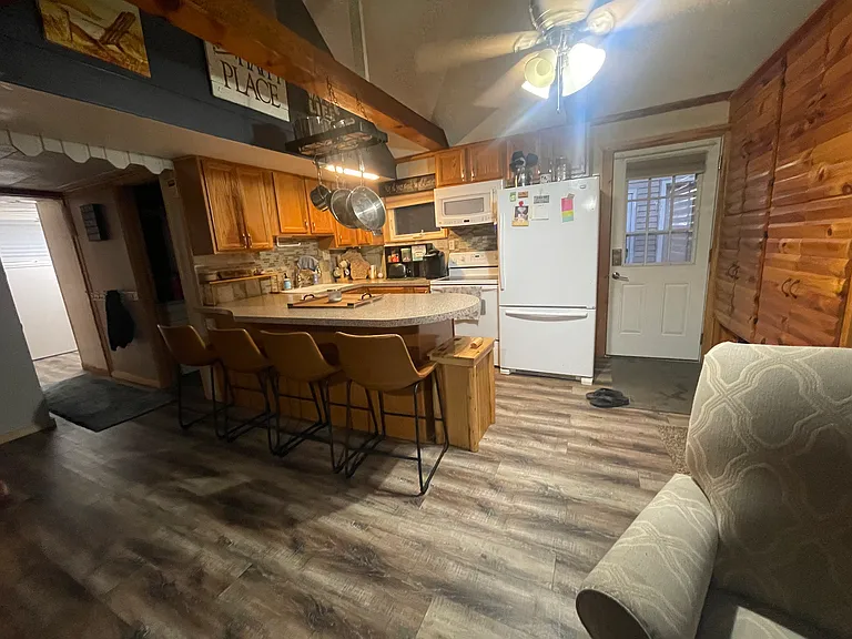 2262 Greenwood Rd — Photo 4