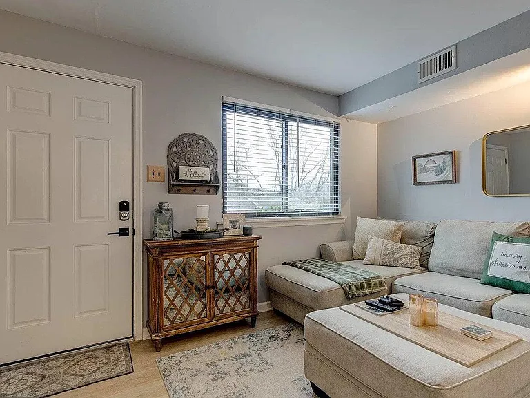 903 Valley Dr — Photo 3