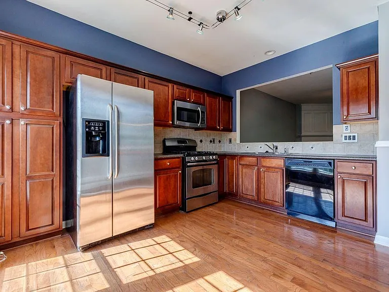 1372 Thornborough Dr — Photo 7