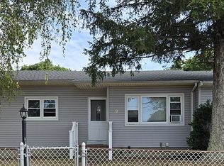 9 Booker Dr, Riverhead, NY 11901