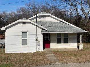 129 Chestnut St, Camden, TN 38320