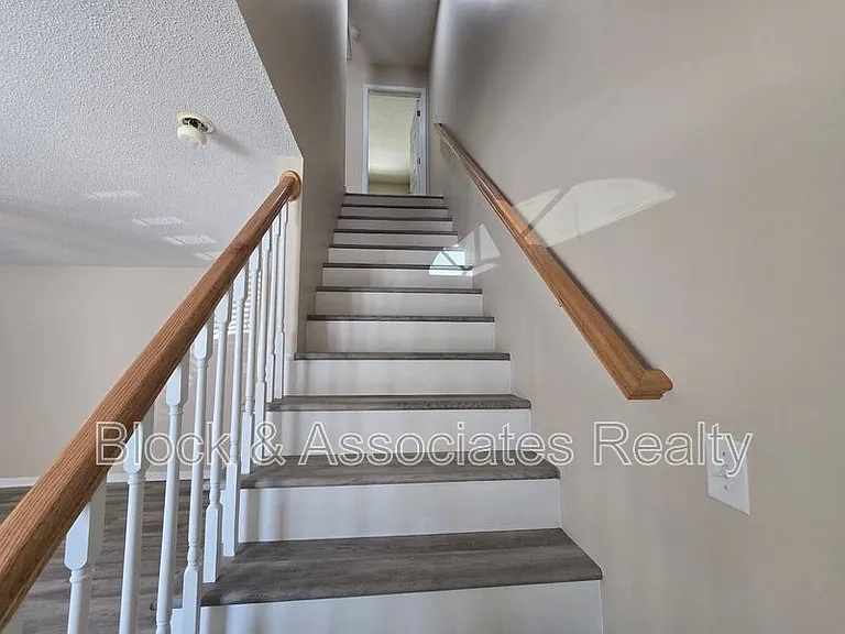 108 Maple Grove Ct — Photo 3