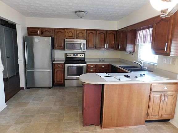 5th image of 67 Scott Ave