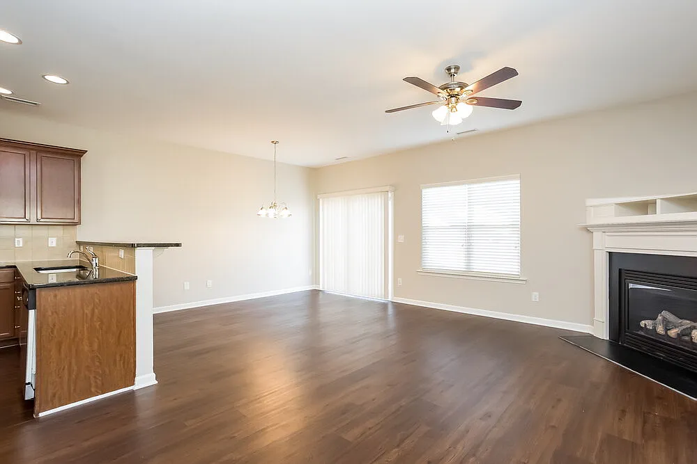 3 bed, 2.5 bath, 1700 sqft, $2,200 — Photo 4