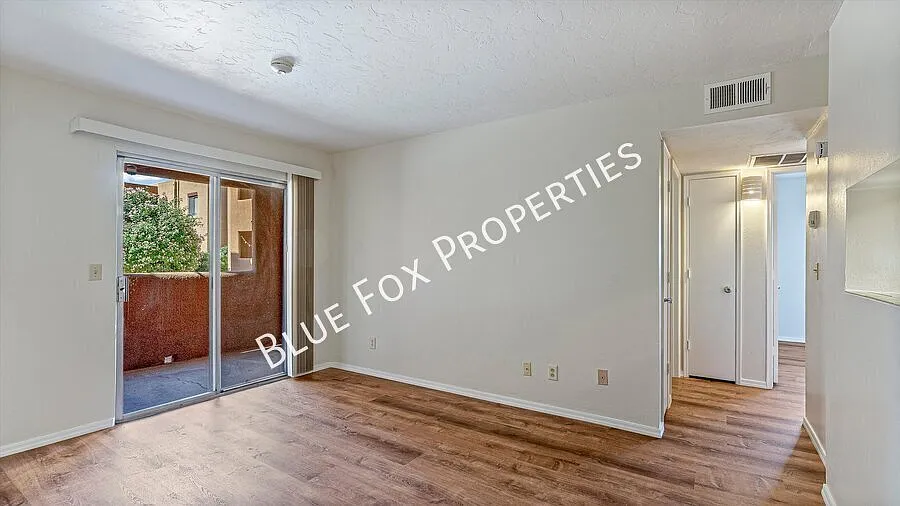 1810 E Blacklidge Dr — Photo 3