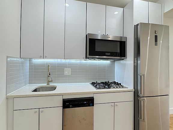 3rd image of 263 W 19th St APT 3SE