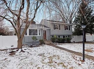 12 South Ln, Huntington, NY 11743