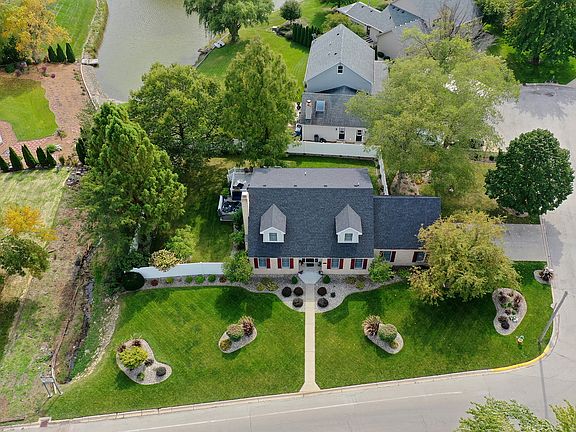 3rd image of 1390 Stratford Dr W