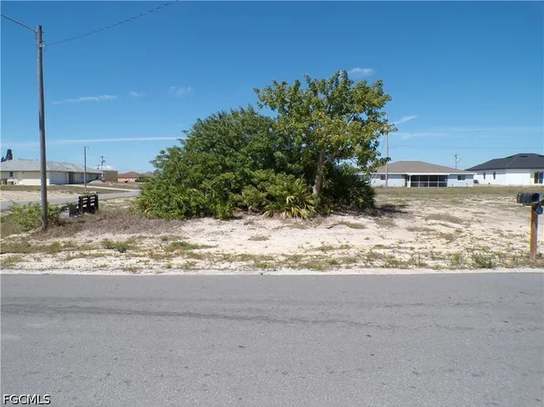 821 NE 15th Ln, Cape Coral, FL 33909