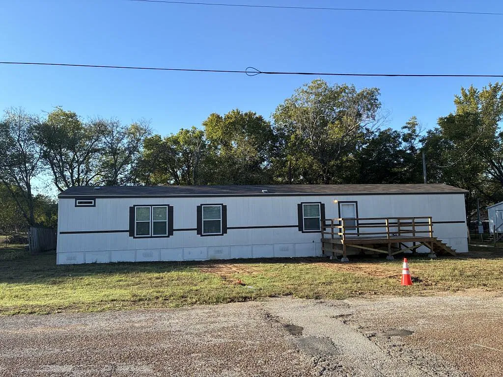 208 Logan Ln — Photo 1