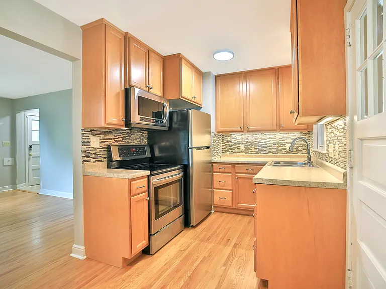716 6th St SE — Photo 4