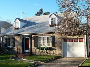 928 Northfield Rd, Woodmere, NY 11598