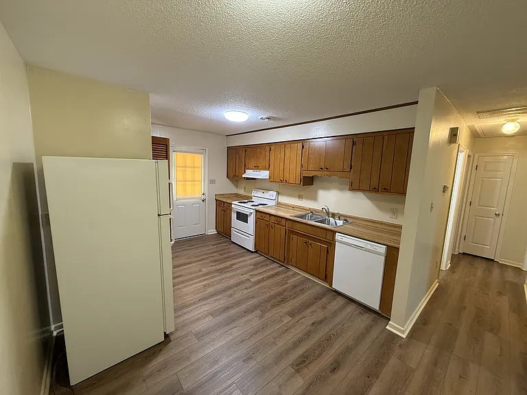 140 Sherman Dr — Photo 7