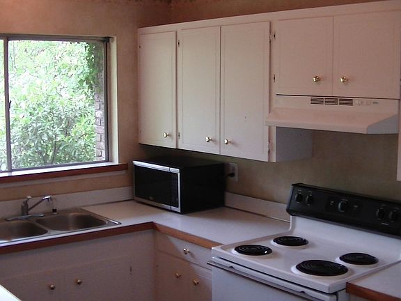 The kitchen (partial view).