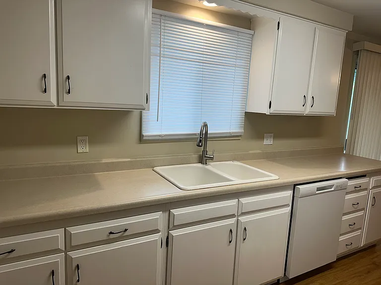 1720 Barton St — Photo 5