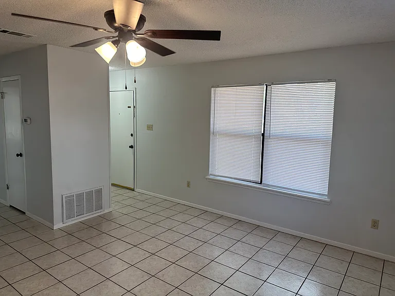 401 Adams Ln — Photo 10