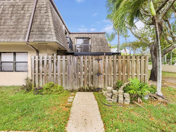 14285 SW 94th Circle Ln APT 104-25, Miami, FL 33186