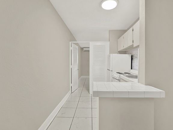 4th image of 426 Santander Ave APT 4
