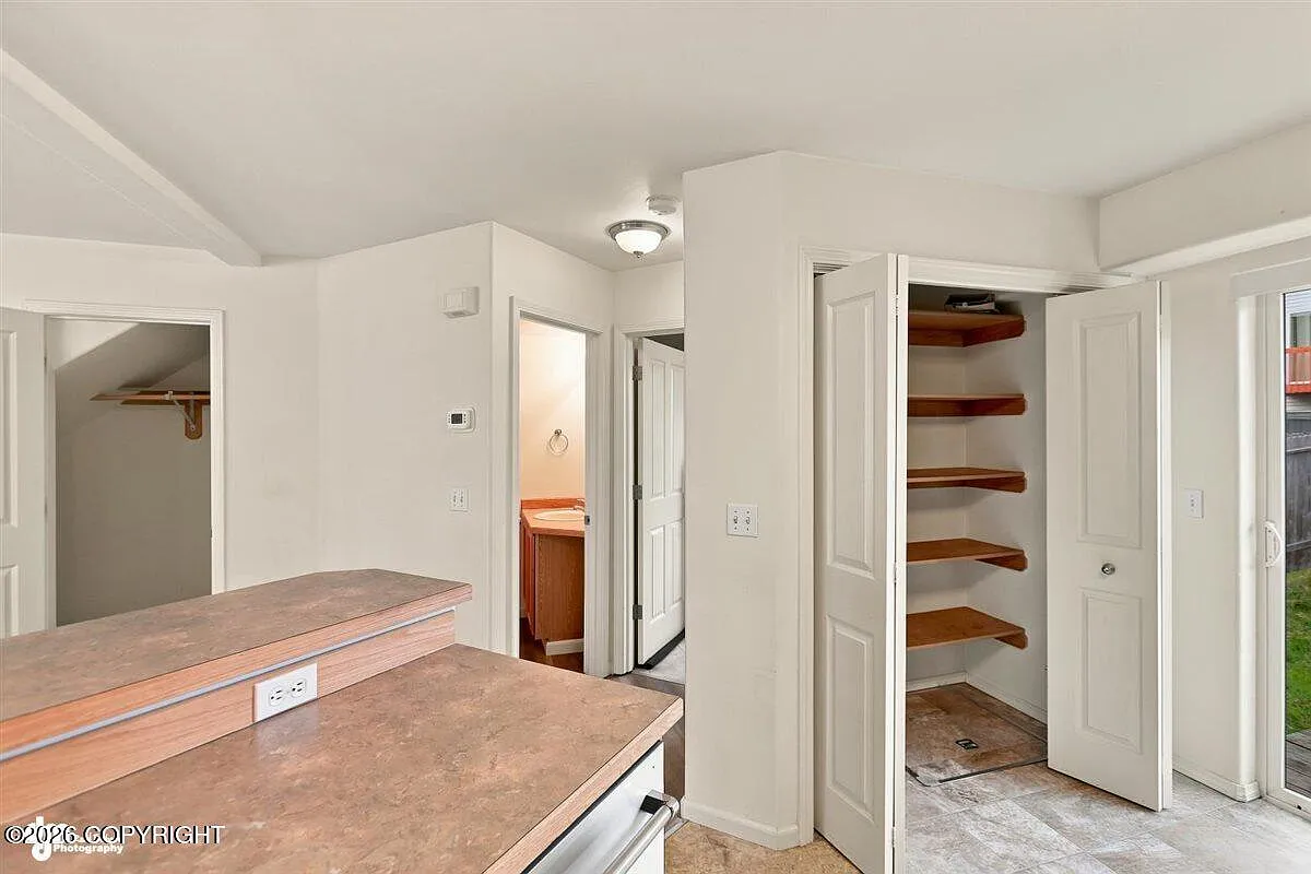 3 bed, 1.5 bath, 1350 sqft, $2,850 — Photo 2