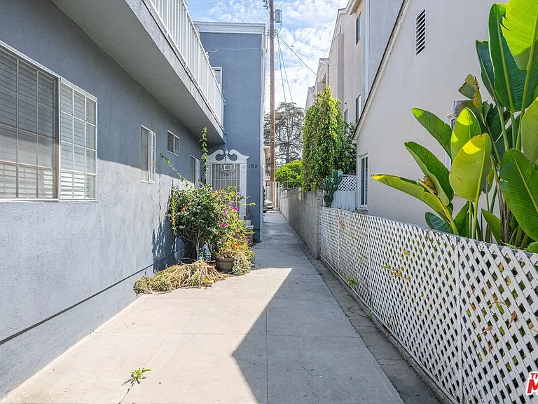 1820 S Barrington Ave #202 — Photo 17