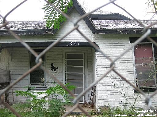 2nd image of 327 Gabriel St