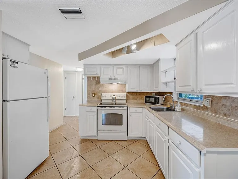 7804 Niagara Dr — Photo 10