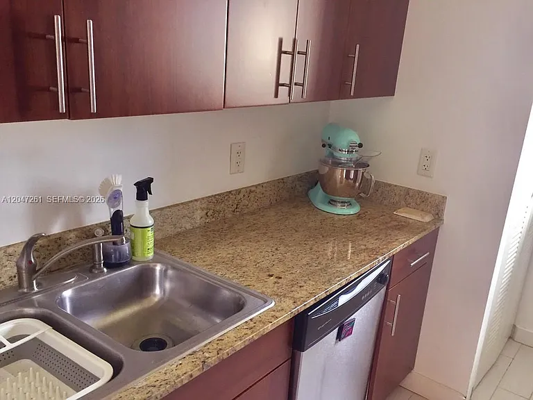 7422 NE 6th Ct #7422 — Photo 3
