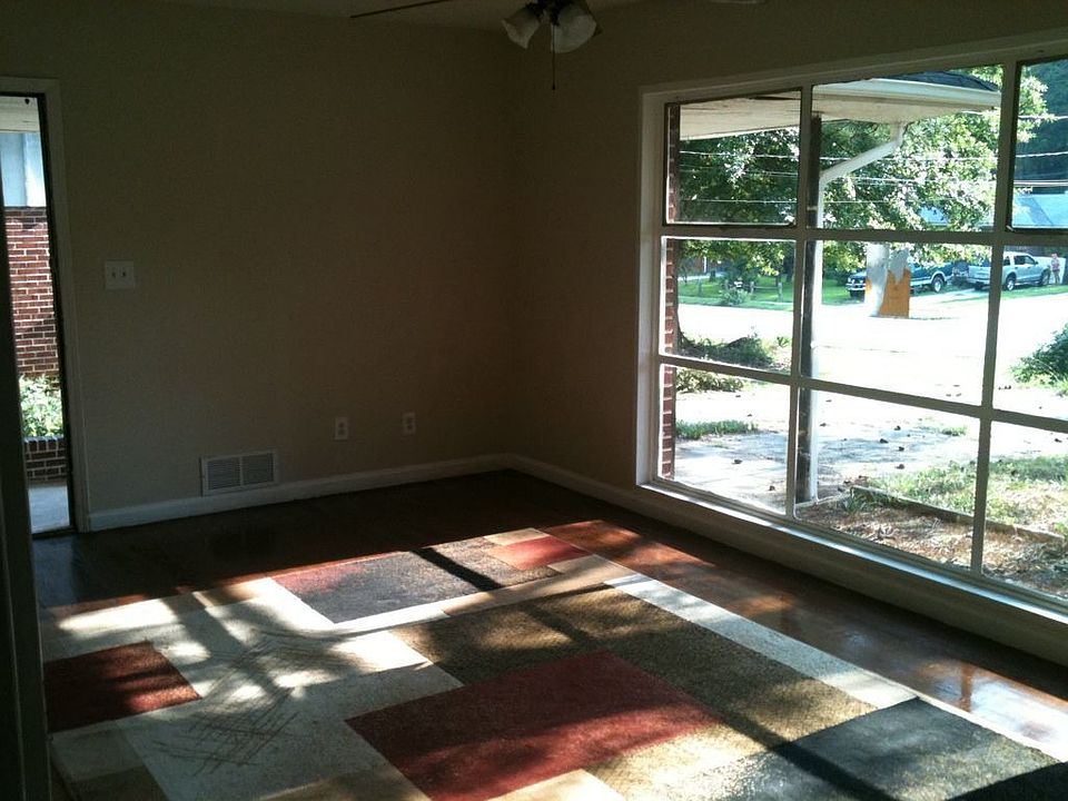 2nd image of 2818 Delowe Dr