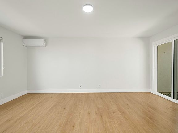5th image of 3167 Landis St APT 9