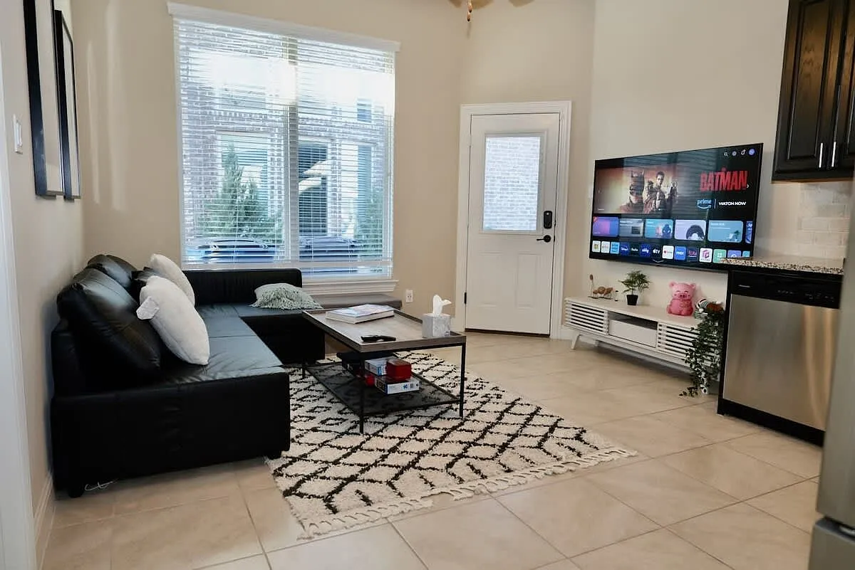 1305 Marines Dr — Photo 3