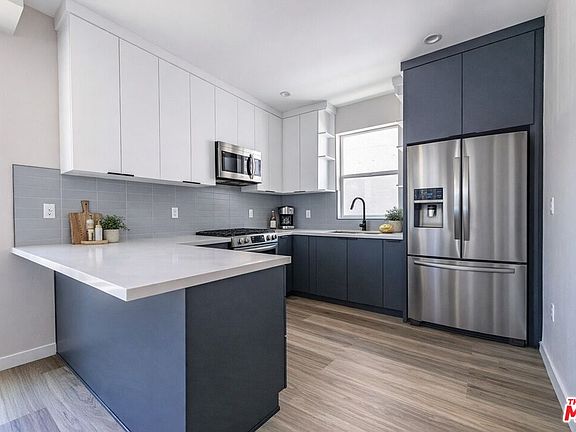 3rd image of 6702 Balboa Blvd #1
