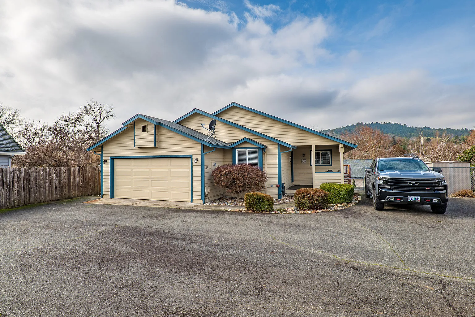 539 NW Buddy Ln photo 1