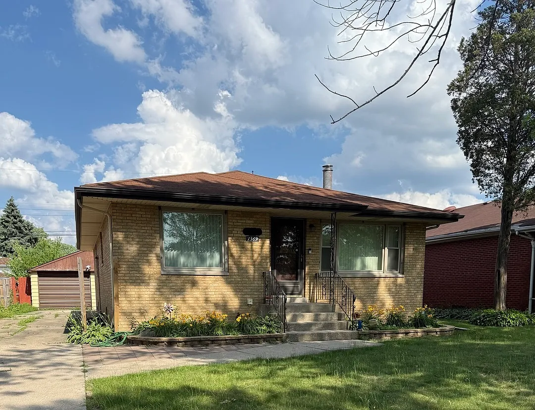 1369 Superior Ave photo 1