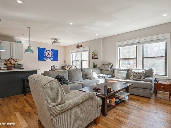 2nd image of 922 W Oakdale Ave APT 1S