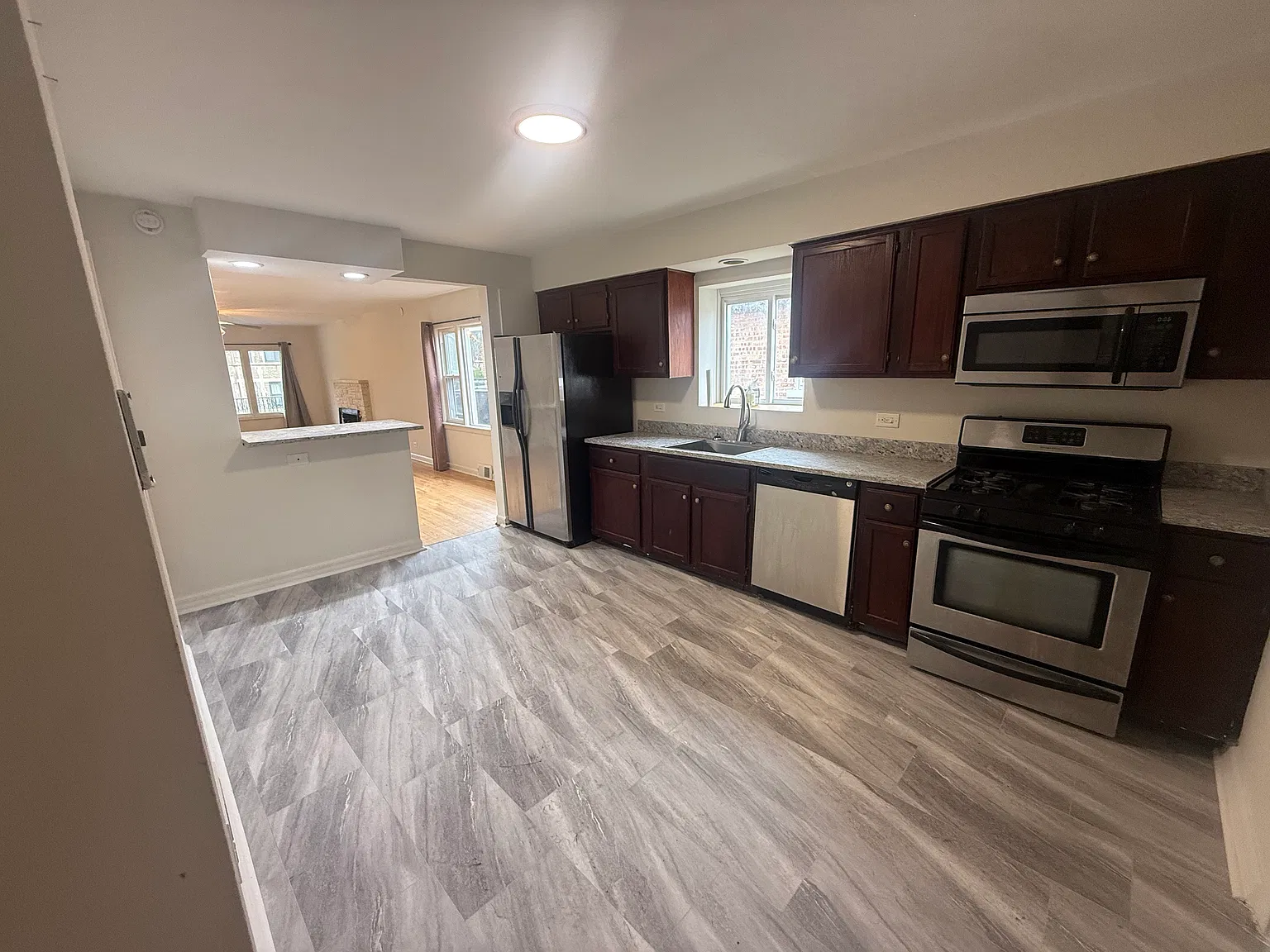 4 bed, 2500 sqft, $2,600 — Photo 2