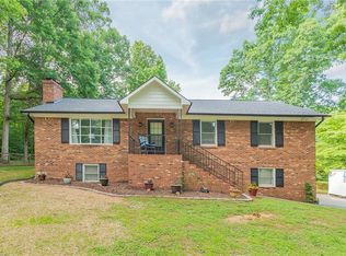 6201 Hunters Ridge Dr, Lexington, NC 27295