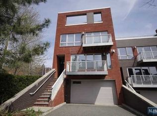 1 Vela Way #1, Edgewater, NJ 07020