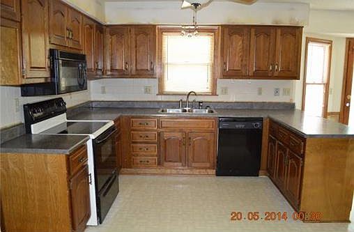 4th image of 517 NE Bristol Dr