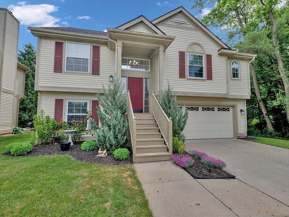 1st image of 364 Lake Forest Dr