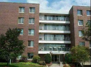4100 Triumvera Dr #206, Glenview, IL 60025