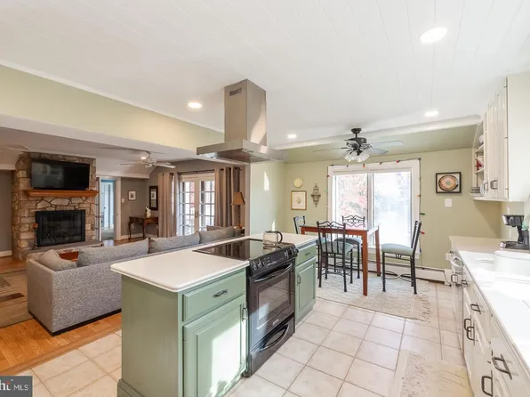 48 Delmont Rd, Newtown Square, PA 19073